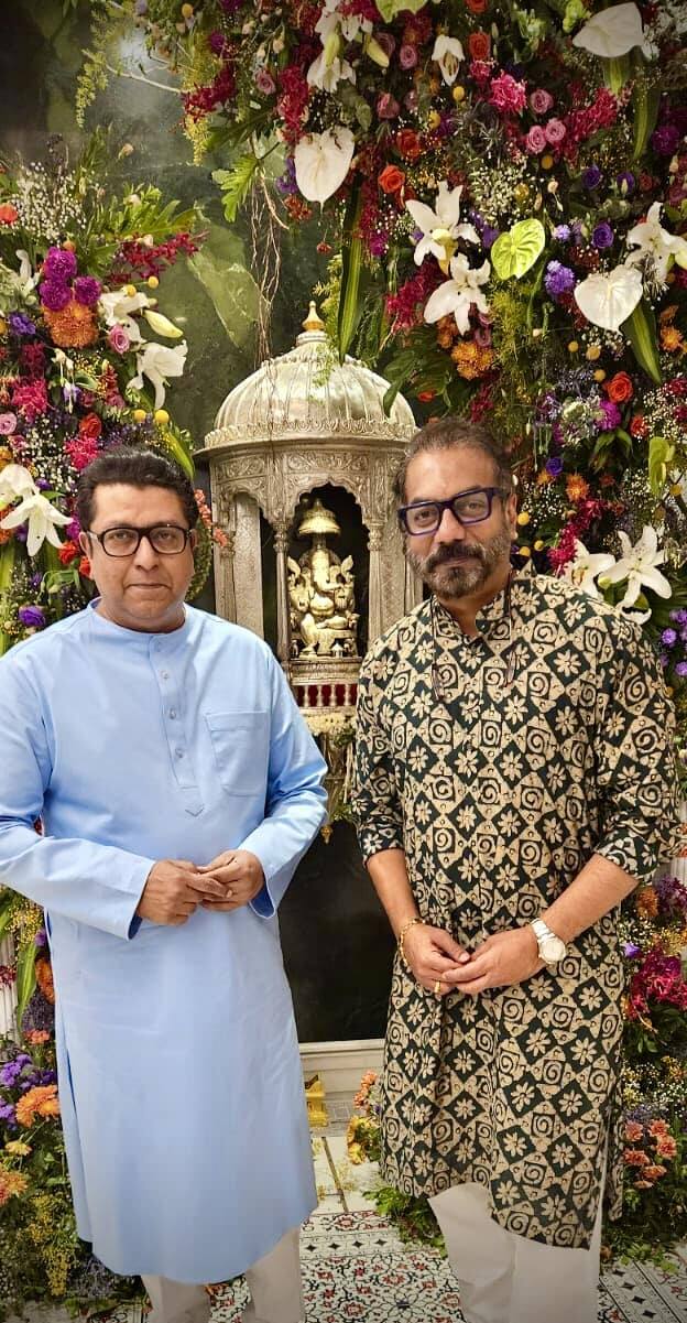 आपल्या वेगळ्या धाटणीच्या सिनेमासाठी अभिजीत पानसे ओळखले जातात. हाडाचे शिवसैनिक असलेले अभिजीत पानसे सध्या राज ठाकरेंसोबत मनसेमध्ये आहेत.