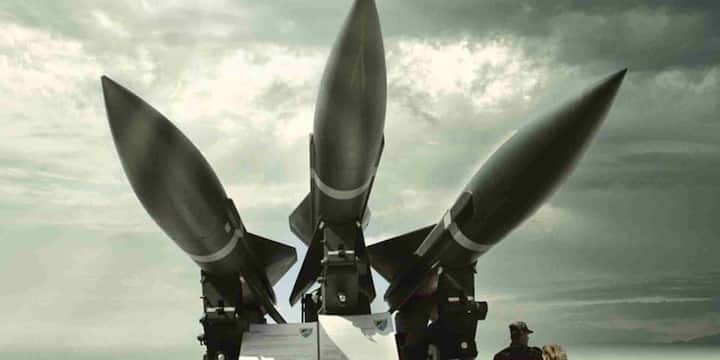 रूस का S-400 और S-500 एयर डिफेंस सिस्टम दुनिया का सबसे एडवांस एयर डिफेंस सिस्टम माना जाता है. S-400 को दुनिया का सबसे भरोसेमंद डिफेंस शील्ड कहा जाता है. यह एक साथ 300 किलोमीटर दूर तक कई टारगेट्स को ट्रैक और नष्ट कर सकता है. भारत समेत कई देशों ने अपनी सुरक्षा को मजबूत बनाने के लिए S-400 खरीदा है.