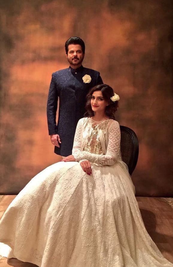 The pair of Anil Kapoor and Sonam Kapoor is also special. Sonam Kapoor is quite comfortable with her father Anil Kapoor. Anil considers Sonam like his friend and often both appear to compress each other in terms of fashionable outfits. His public appearance is always very special for fans.