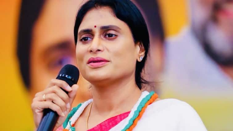 <div>YS Sharmila Slams Naidu For Adopting 'RSS Ideology' By Using TTD Funds To Build 5,000 Temples In Dalit Colonies</div>