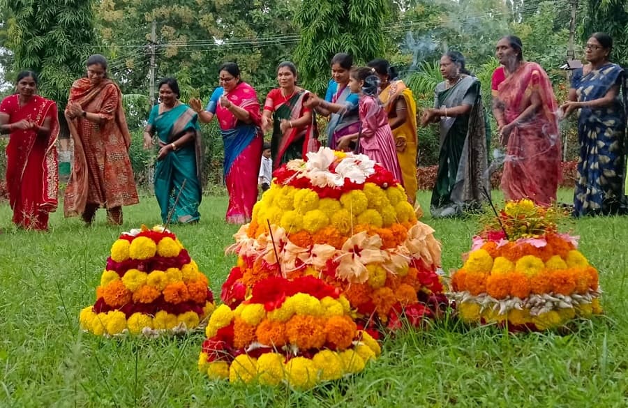 Bathukamma celebrations: ఉట్నూర్ ఐటీడీఏలో బతుకమ్మ సంబరాలు, పాల్గొన్న ఐటీడీఏ పీఓ మహిళా కమిషన్ సభ్యురాలు