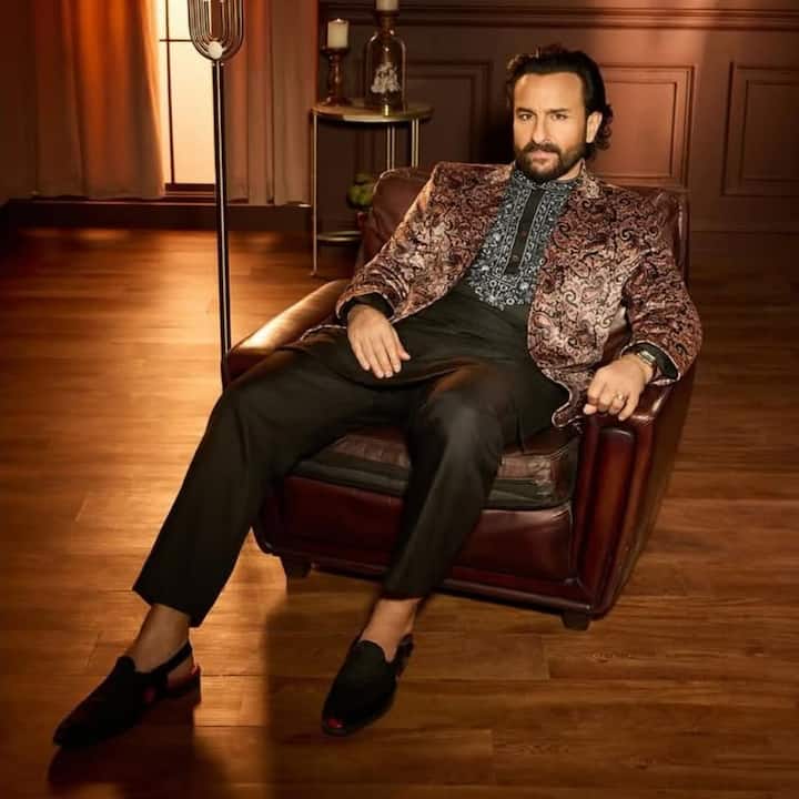 Saif also told a shocking anecdote that at the beginning of his career, a producer used to give him 1000 rupees a week, but every time he had a condition to kiss him ten times while giving money.