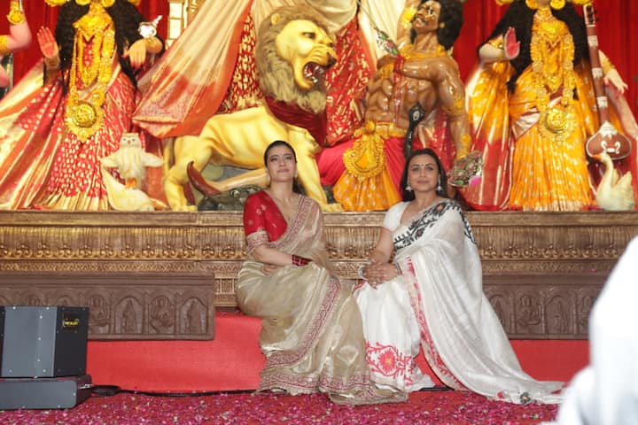 Kajol and Rani gave many poses together in the pandal. This look of both sisters is becoming very viral on social media.