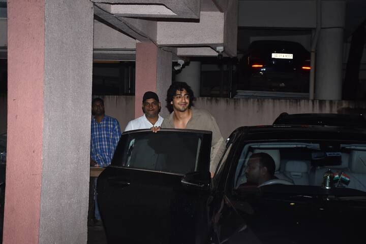 अहान पांडे को पैप्स ने लेजेंडरी फिल्मकार संजय लीला भंसाली के ऑफिस के बाहर स्पॉट किया गया. इसकी खबर सुनते ही फैंस की भी उत्सुकता बढ़ गई है और सभी उनकी अपकमिंग प्रोजेक्ट को लेकर चर्चा कर रहे हैं.