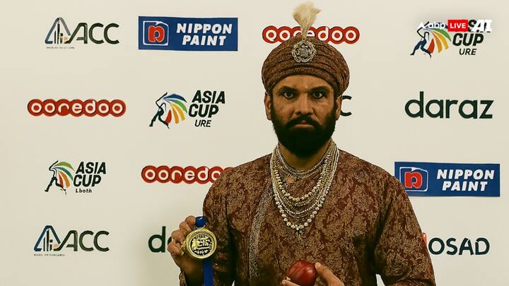 अपने पारंपरिक पोशाक में मुगल खिलाड़ियों के हाथ में मेडल और ट्रॉफी होती. उनका जश्न भी काफी शाही अंदाज में दिखता.