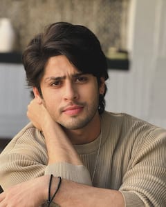 'कभी खुशी कभी गम' में शाहरुख-काजोल का बेटा बन दिखा था एक क्यूट बच्चा, अब बन चुका है हैंडसम हंक