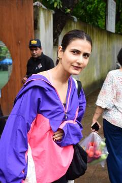 चप्पल और मोजों में बाहर आ गईं फातिमा सना शेख, लेकिन पैप्स के कैमरों से नहीं बच पाईं