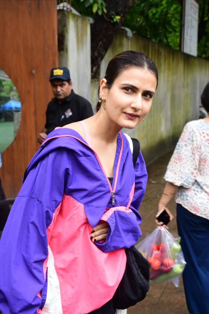 उन्होंने एक सिंपल और कैजुअल आउटफिट पहना हुआ था  जो उनके लुक और कंफर्टेबल अंदाज को बखूबी दिख रहा था.