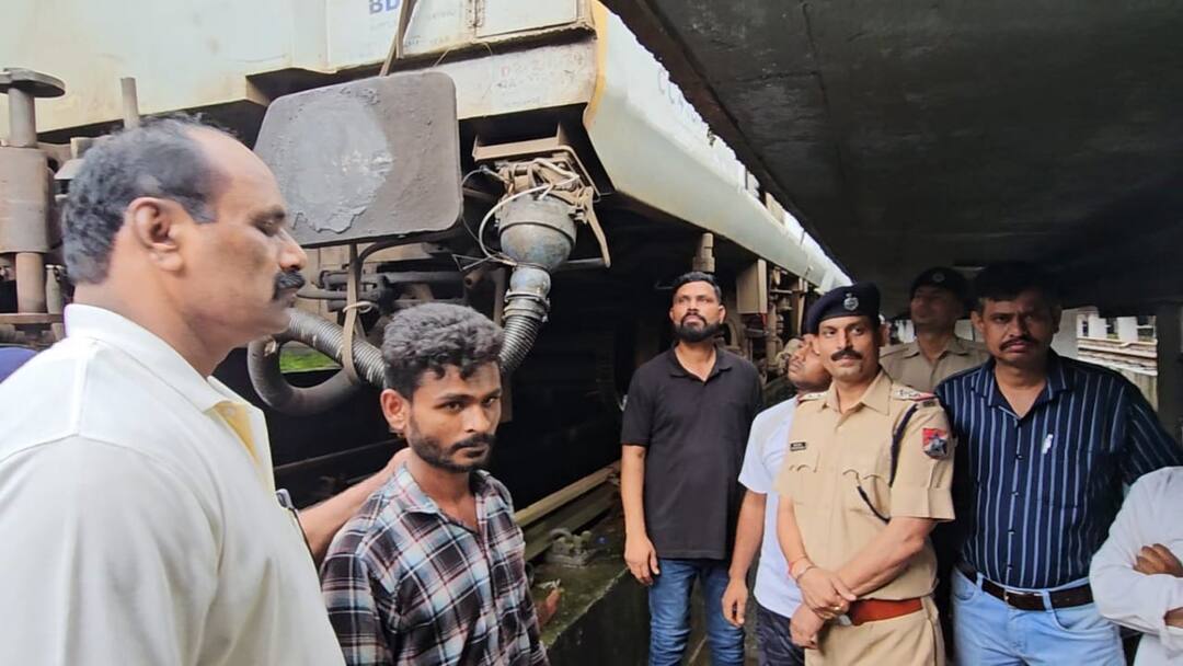 मुंबई: ट्रेन की बत्ती गुल करने वाले शातिर चोरों को RPF ने दबोचा, यूट्यूब से सीखकर करते थे चोरी Mumbai RPF Arrested 4 Thieves at Wadi Bandar accused learned to theft watching YouTube stole ZS couplers from train coaches ANN मुंबई: ट्रेन की बत्ती गुल करने वाले शातिर चोरों को RPF ने दबोचा, यूट्यूब से सीखकर करते थे चोरी