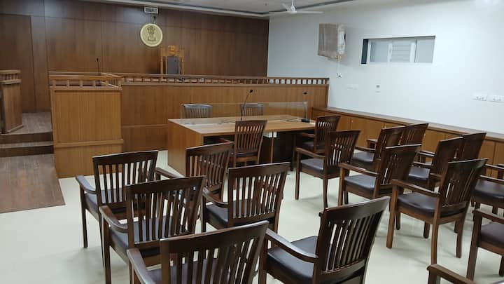 इमारतीत वातानुकूलीत यंत्रणा, फर्निचर, अपंगासाठी रॅम्प, रेन वॉटर हार्वेस्टिंग, छतावर सौर उर्जेसाठी यंत्रणा आदींचा अंतर्भाव आहे.