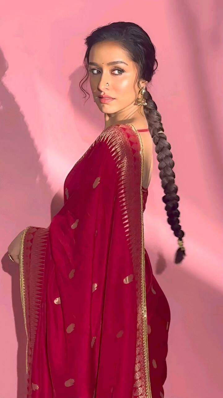 मागून एक चाहता म्हणतो, आय लव्ह यू श्रद्धा.. हा आवाज ऐकून श्रद्धा कपूर काही सेकंद थांबली आणि पटकन म्हणाली, तुला माहिती आहे ना माझे वडील कोण आहेत? शक्ती कपूरच्या लेकीचं उत्तर ऐकून सगळेच हसले