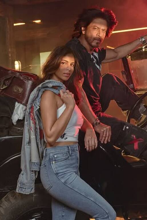 The pair of Shah Rukh Khan and Suhana Khan are also always in the eyes of fans. Shahrukh is also very protective about his daughter. They are often seen with each other. His pictures always become a topic of discussion among fans on social media.