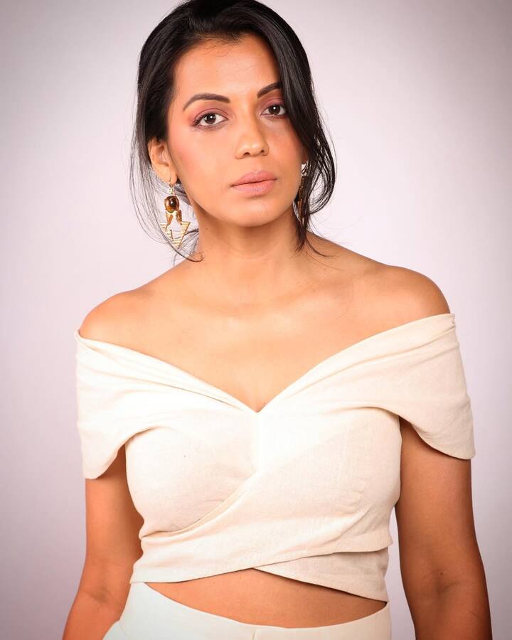 मुग्धा गोडसे अपने बॉयफ्रेंड राहुल देव से 18 साल छोटी हैं. दोनों 12 साल से एकसाथ हैं. अक्सर ये दोनों सोशल मीडिया पर तस्वीरें भी शेयर करते हैं.