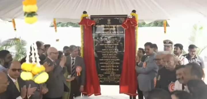 शनिवारी सकाळी जिल्हा न्यायालयाच्या नूतन इमारतीचे उद्घाटन आणि वाहनतळ इमारतीचे भूमिपूजन भारताचे सरन्यायाधीश भूषण गवई यांच्या हस्ते करण्यात आले आहे.