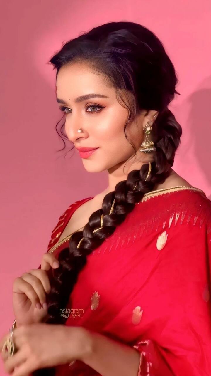 बॉलिवूड अभिनेत्री श्रद्धा कपूर अनेकदा कोणत्या ना कोणत्या कारणाने चर्चेत असते.आता तुम्हाला सर्वाना प्रश्न पडला असेल की श्रद्धा कपूरने असे काय केले? चला तर मग जाणून घेऊया...