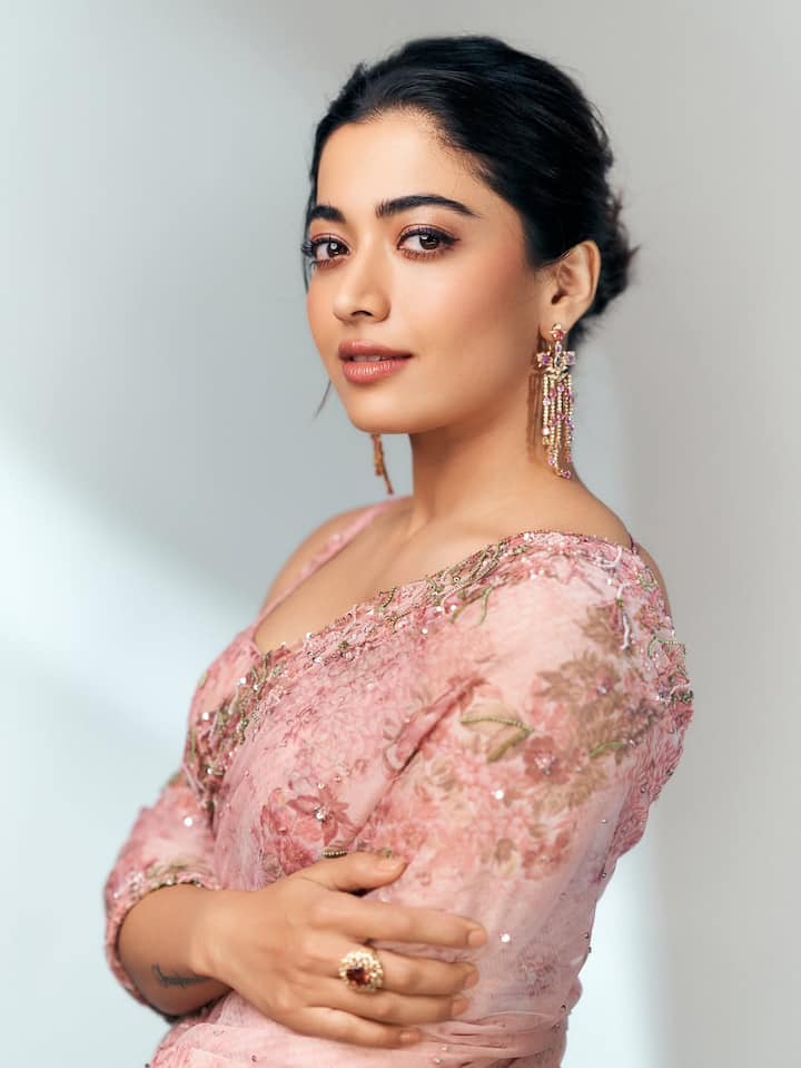 Today, Rashmika has become not only an actress but also a fashion icon. Every look of them remains in the discussion.