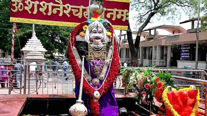 येथील विश्वस्त मंडळावर भ्रष्टाचारासह अनेक आरोप करण्यात आले असून जिल्हाधिकाऱ्यांनी पदभार स्वीकारल्यानंतर तात्काळ हे कार्यालय सील केले आहे.