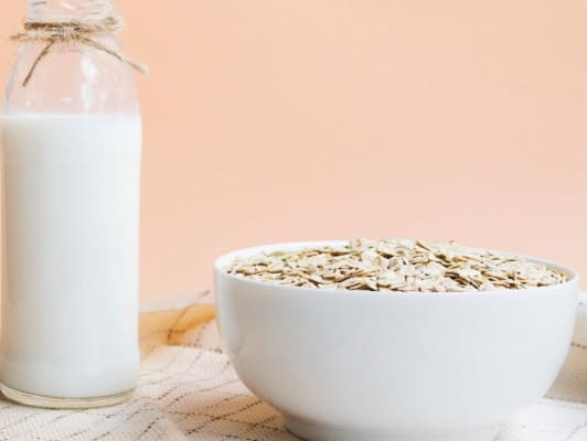 Oatmeal and curd pack: Add two teaspoons of curd to one teaspoon of oatmeal powder. Apply it on the back and wash it after 15 minutes while scrubbing with light hands.