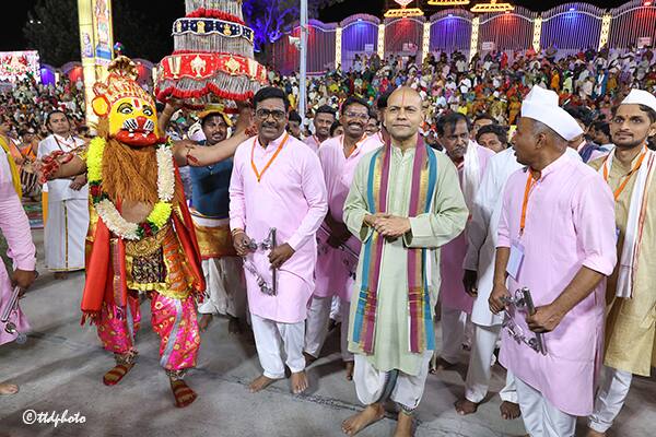 భక్తుల సౌకర్యాలను అడిగి తెలుసుకున్న టిటిడి చైర్మెన్, ఈవో