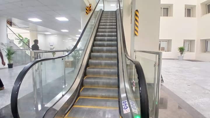 एकाही जिल्हा न्यायालयात नसलेले 'एस्केलेटर' येथे आहे. इमारतीत 45 न्यायालये, सरकारी अभियोक्ता कक्ष, ग्रंथालय, व्हिडिओ कॉन्फरन्सिंग, पक्षकारांना बसण्यासाठी विस्तृत जागा, हिरकणी कक्ष आदी व्यवस्था आहे.