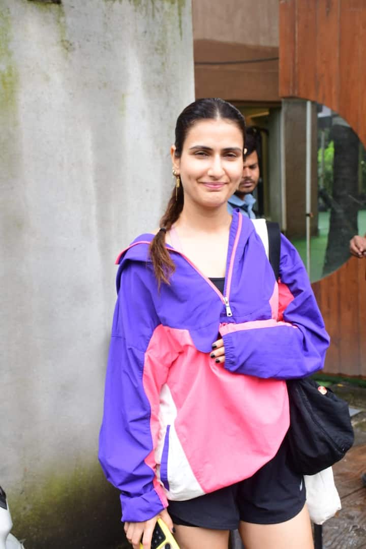 कई लोग इस सिंपल लेकिन स्टाइलिश लुक को 'एफर्टलेस' कहकर तारीफ कर रहे हैं.