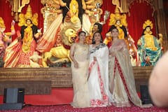 Durga Puja Ceremony: व्हाइट साड़ी में खूब जचीं रानी मुखर्जी, तो गोल्डन गर्ल बनीं काजोल, देखें बाकी स्टार्स का लुक