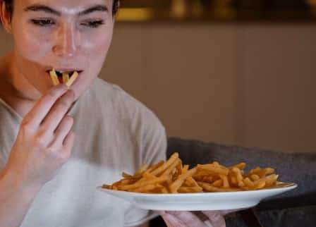 Improvement in lifestyle: Lifestyle is also important to avoid back acne. It is very important to take bath, wear loose clothes, reduce oily and spicy food, drink enough water and complete sleep.