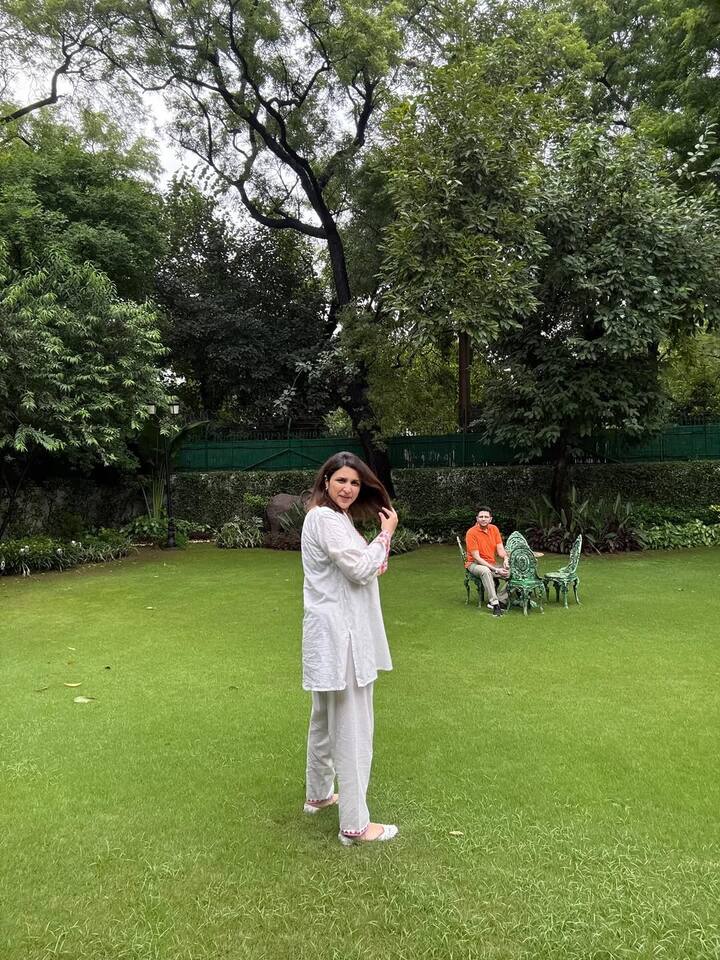 परिणीति के ससुराल वाले घर में एक बड़ा सा गार्डन एरिया भी है. जहां पर आपको कई सारे अलग-अलग पेड पौधे लगे हुए हैं.