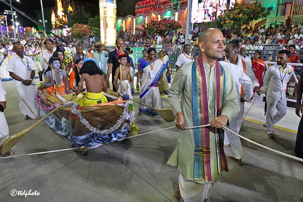 గ్యాలరీలలో భక్తులు, పలు కళా బృందాలు టిటిడి ఛైర్మెన్, ఈవోలతో ఫోటోలు దిగారు.