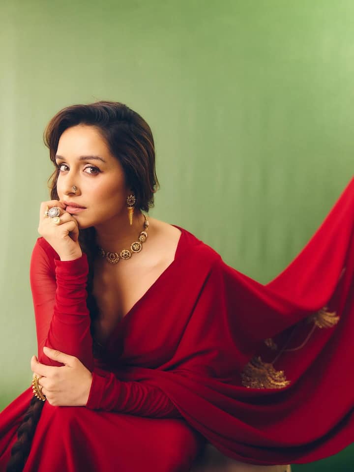 Shraddha recently reached the trailer launch of Thama. Where he has impressed everyone with his look in a red saree. Fans are not tired of praising him.