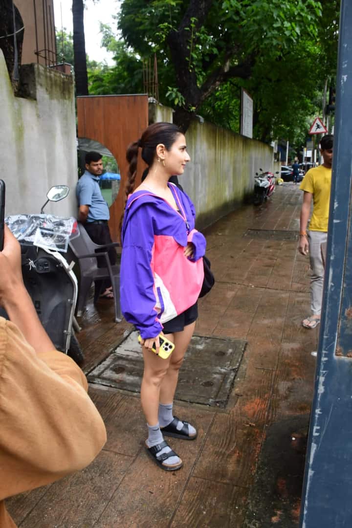 फातिमा ने पर्पल और पिंक जैकेट के साथ ब्लैक शॉर्ट्स का कंफर्टेबल कॉम्बिनेशन चुना है.