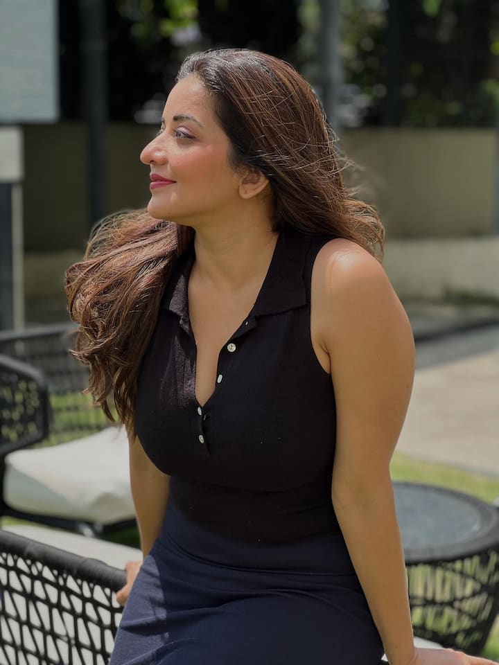 मोनालिसा इन तस्वीरों में बेहद बोल्ड नजर आ रही हैं।मोनालिसा की ये तस्वीरें उनके फैन्स द्वारा खूब शेयर की जा रही हैं।