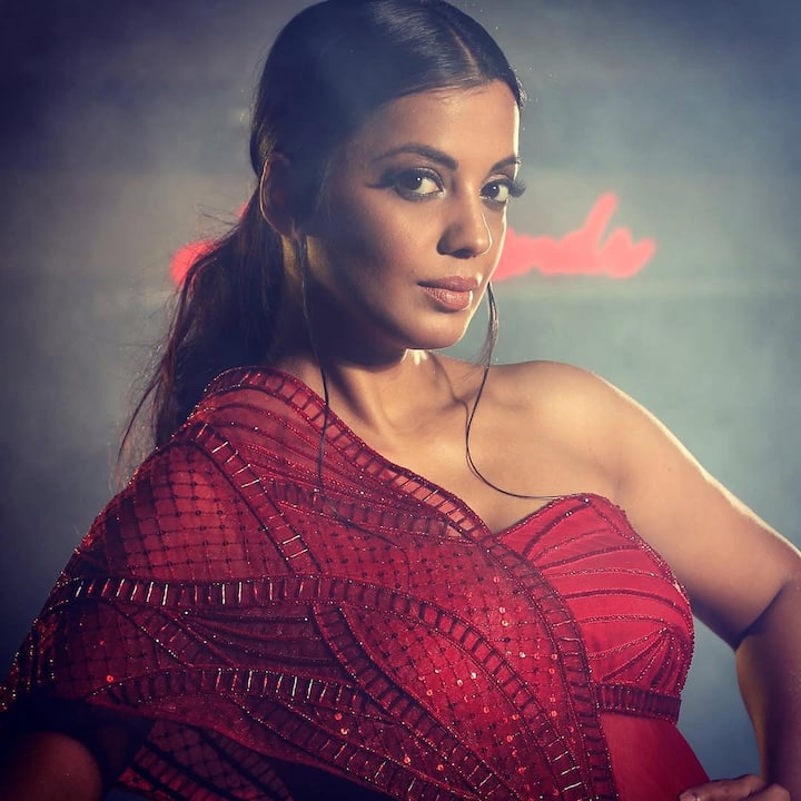 Mugdha has been away from the big screen for a long time, but she is very active in the modeling world. Often actress is seen walking on the ramp with Rahul Dev.