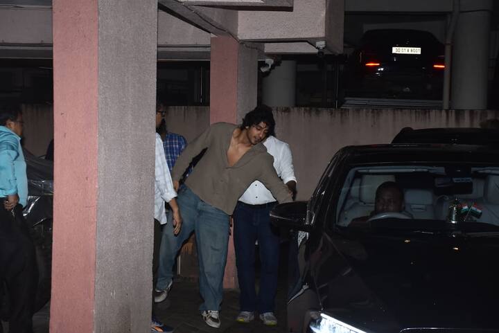 इन तस्वीरों में एक्टर शर्ट और डेनिम जींस में नजर आ रहे हैं. अपनी स्माइल और चार्मिंग पर्सनैलिटी से वो लाइमलाइट अपने नाम कर गए हैं. सोशल मीडिया पर उनकी तस्वीरें पर भी फैंस जमकर प्यार बरसा रहे हैं.