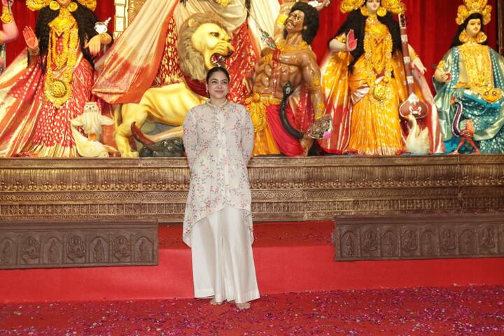Actress Sumon Chakraborty is also in a close relationship between Kajol and Rani. She also came to the pandal to seek the blessings of Mother Durga.