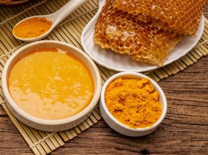 Turmeric and honey paste: Prepare a paste by mixing honey in one teaspoon turmeric. Apply it on the acne of the back and wash it after 15 minutes.