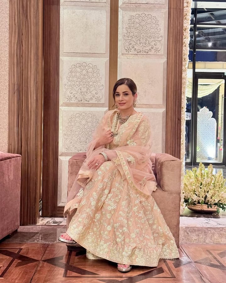 तस rautur में ऑफ ऑफ व-y-krignaut पेस e शेड शेड r के r फ मैचिंग दुपट्टे के साथ मिनिमल जूलरी ने उनके इस लुक को और भी क्लासी बना दिया है. Vana ये kthirेडिशनल लुक लुक लिए लिए लिए rur प rur प rur प raut kanak हो kanak हो हो हो हो हो हो