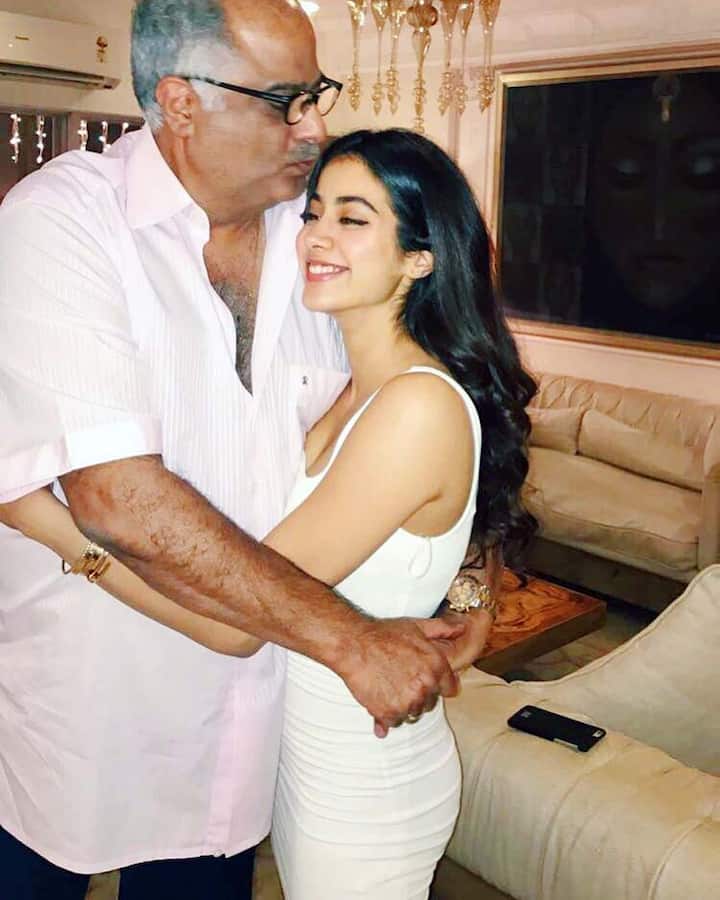 The pair of Boney Kapoor and his daughters have become a style statement in Bollywood. Jahnavi has told in an interview that she is very close to her father and Boney Kapoor is also very protective of Jahnavi. Both father and daughter pair are well liked.