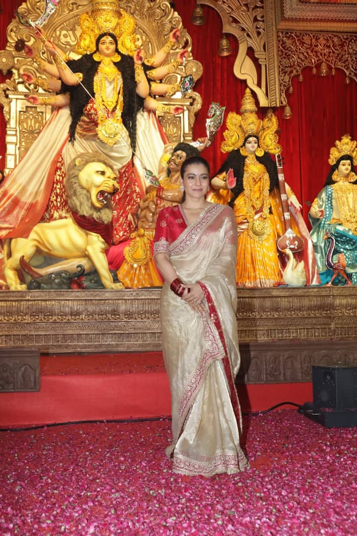 Kajol wore a golden color saree for Durga Puja. This saree was paired by the actress with a red blouse. The actress looks very beautiful in it.