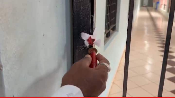 पोलीस बंदोबस्त आणि सामाजिक कार्यकर्ते व गावकऱ्यांच्या उपस्थितीत प्रशासकीय कार्यालय सील करण्यात आले आहे. त्यामुळे, आता येथील मंदिर समितीचा संपूर्ण कारभार शासनाकडे असणार आहे.