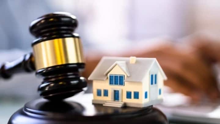 अगर बहू ससुर की प्रॉपर्टी पर अपने नाम से दावा करती है तो यह कानूनन मान्य नहीं होगा. अदालत में भी ऐसा दावा तभी सही ठहरता है जब पति की हिस्सेदारी की बात सामने हो. यानी ससुर की प्राॅपर्टी में बहू का सीधे तौर कोई हक नहीं होता है.