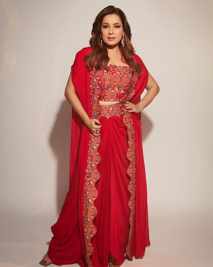 इस तस्वीर में नीलम रेड कलर के फ्लोर-लेंथ आउटफिट में बेहद गॉर्जियस लग रही हैं. उन्होनें सिंपल ईयररिंग्स कैरी किए हैं जो लुक को और भी रॉयल बना रहे हैं. खुले बाल और सटल मेकअप ने उनके अंदाज को परफेक्ट टच दिया है. उनका यह लुक करवा चौथ या फिर किसी भी फेस्टिव सीजन के लिए बेस्ट इंस्पिरेशन हो सकता है.