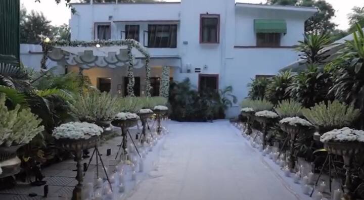 परी के पति राघव का दिल्ली में एक आलीशान बंगला है. जिसे व्हाइट थीम पर सजाया गया है. ये देखने में महल सा सुंदर है.