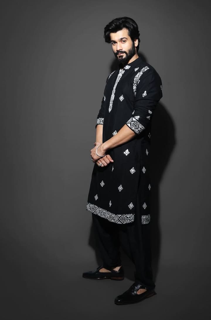 Minimalist Black With White Embroidery: In another appearance, Sunny embraced understated elegance with a black kurta detailed with white embroidery along the edges and scattered motifs across the fabric. Paired with black trousers, the outfit allowed the intricate embroidery to be the star of the look.