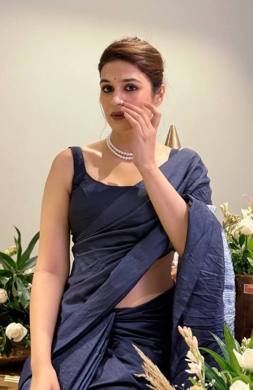 નવરાત્રીમાં સાડી લૂકમાં જોવા મળી શ્રદ્ધા દાસ, તસવીરો