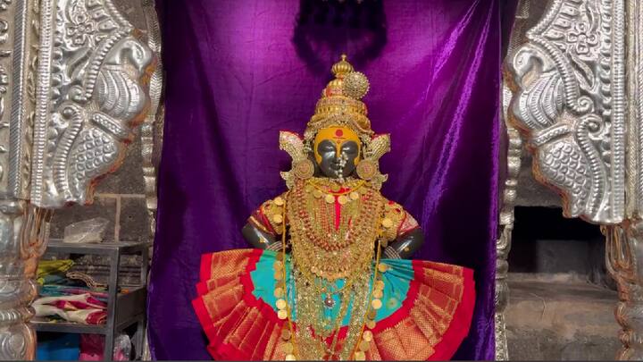 नवरात्र उत्सवाच्या सातव्या माळेत रुक्मिणी मातेला महालक्ष्मीच्या रूपात पारंपरिक आणि अत्यंत भव्य अलंकारात सजवण्यात आले आहे