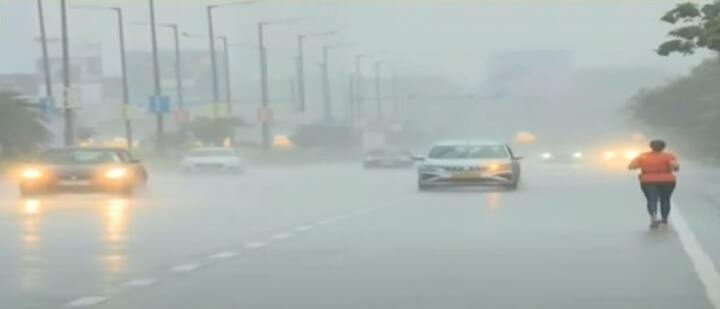 आजपासून राज्यात पावसाचा जोर वाढण्याची शक्यता वर्तवली जातेय. मुंबईसह ठाणे, पालघर आणि रायगड जिल्ह्याला आज रेड अलर्ट देण्यात आला आहे. तर नाशिक आणि पुणे घाट माथ्यावरही रेड अलर्ट देण्यात आला आहे.