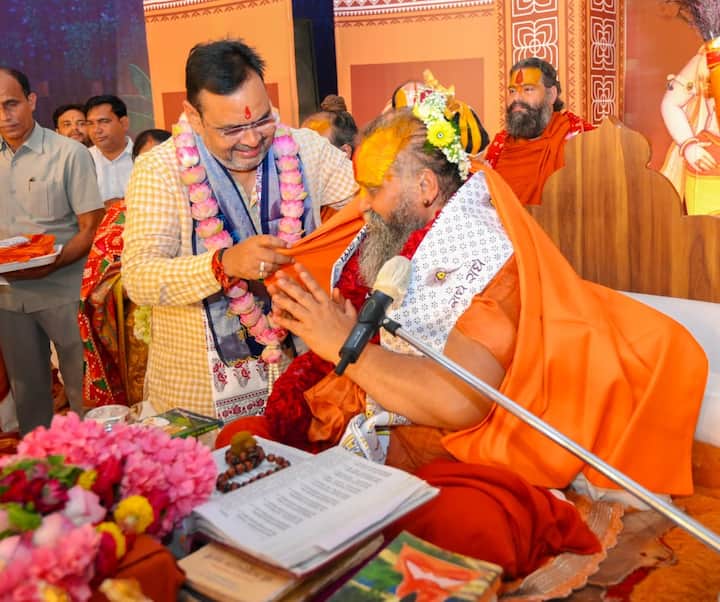 मुख्यमंत्री शर्मा ने कहा कि हमारी संस्कृति को आगे बढ़ाने में संतों का विशेष महत्व है. श्रीमद्भागवत् भगवान श्रीकृष्ण का साक्षात स्वरूप है तथा हमारे जीवन के लिए मार्गदर्शक है.