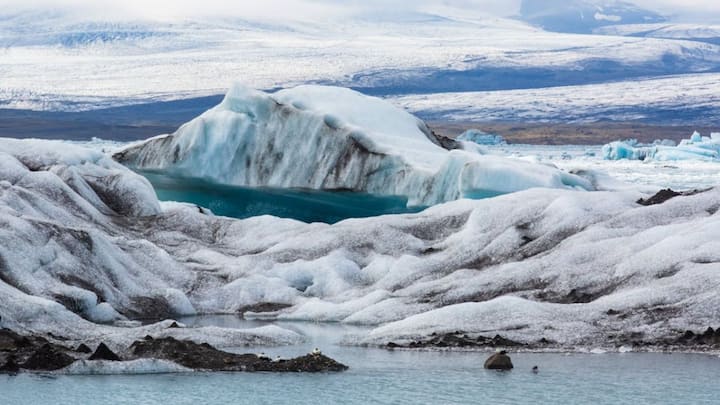 This place is no less than a paradise for tourists. People coming here take a bath in these natural ponds and enjoy thermal water. It is said that bathing in this water provides relief in skin problems, bone pain and digestive problems.
