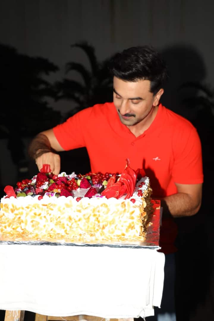Ranbir was even seen cutting a huge birthday cake and feeding it to some people present.